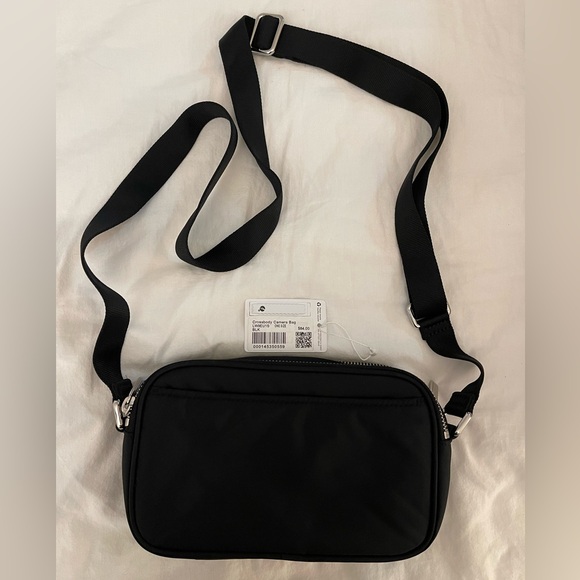 Lululemon Crossbody Camera Bag 2L (black) - Picture 6 of 9
